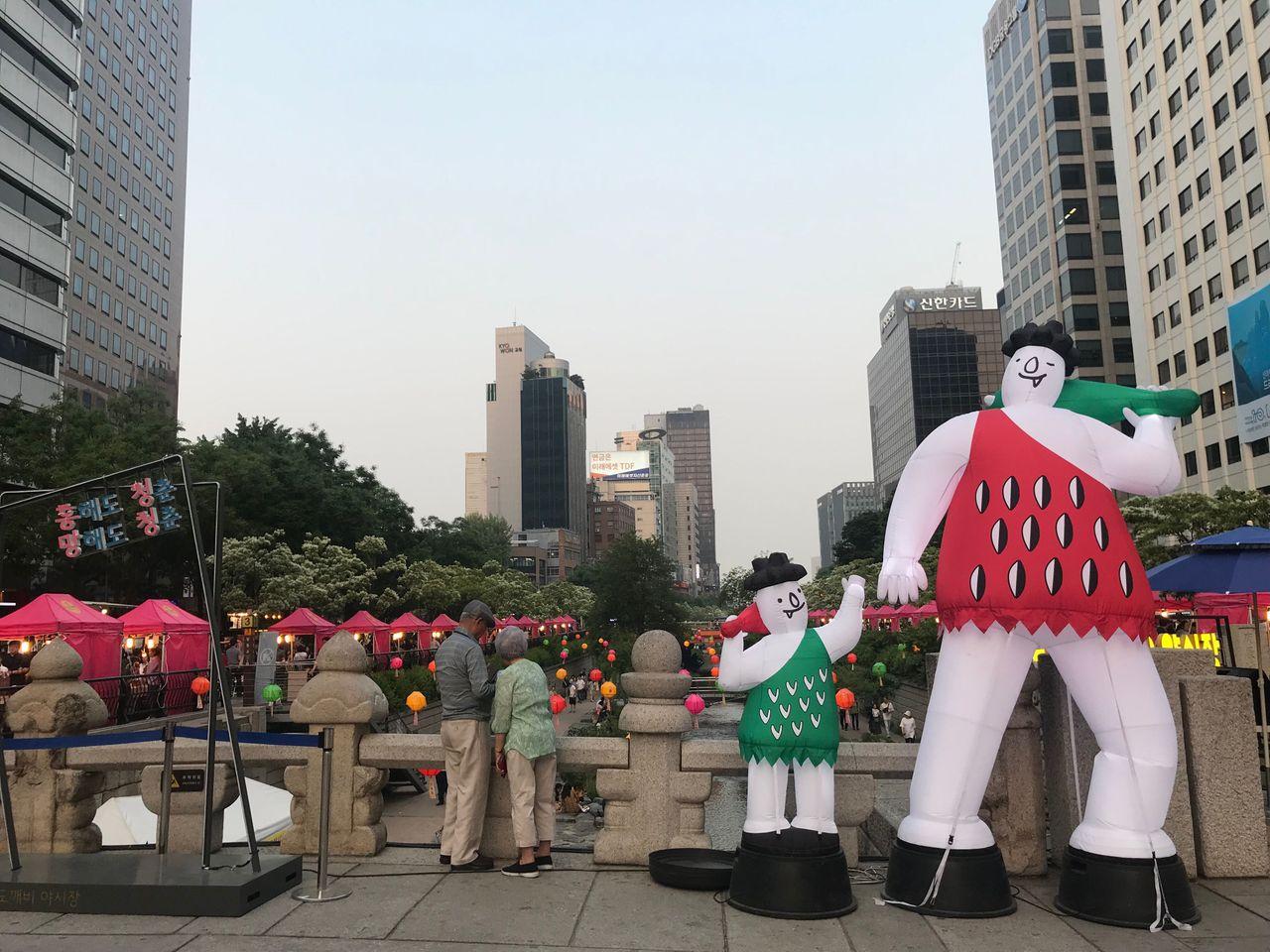 【คยองชองกเยชอน เกาหลี】ตะลุยตลาดนัดกลางคืนที่คลองชองกเยชอน 2025! เดินเลียบคลองชองกเยชอนสวย ๆ และตะลุยตลาดนัดกลางคืนกัน!